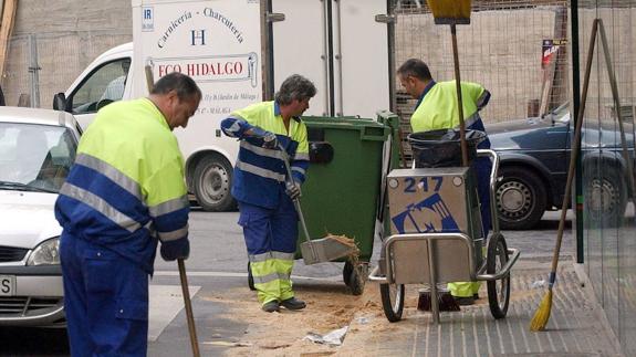 Operarios de Limasa, en una de las calles del Centro.