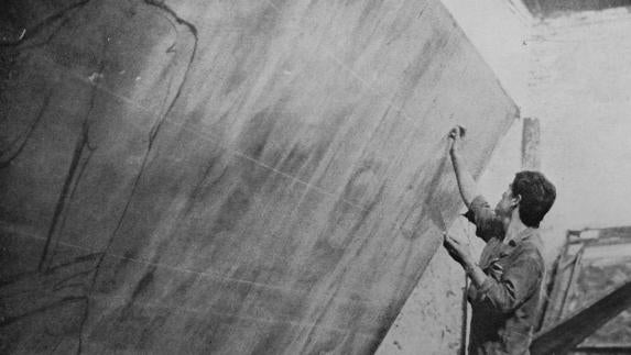 Pepe Palma, en los años 70, pintando un mural de película 