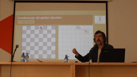 Manuel Azuaga durante la conferencia 'Los beneficios del ajedrez educativo'.