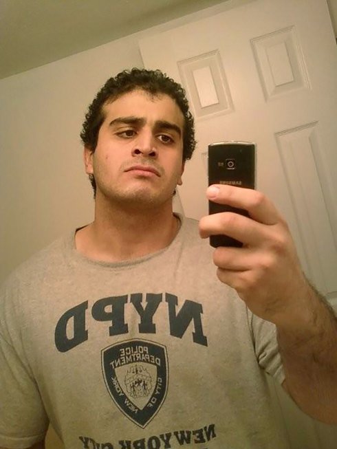 Los supervivientes huyen del club Pulse. En el detalle, un 'selfie' publicado por Omar Mateen en MySpace. :: efe