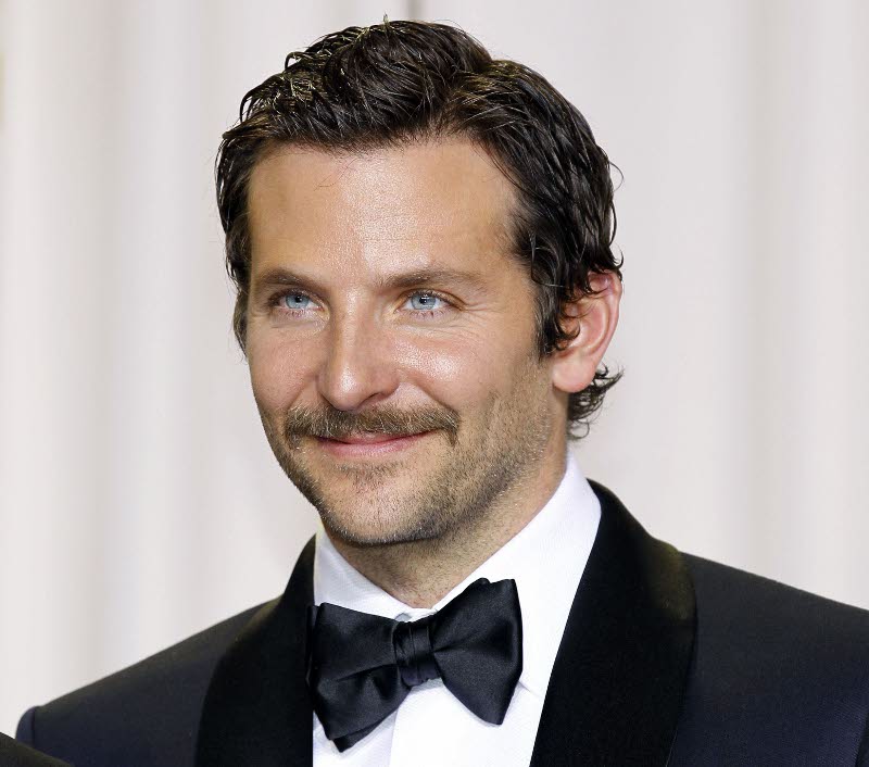 El actor Bradley Cooper con bigote. 