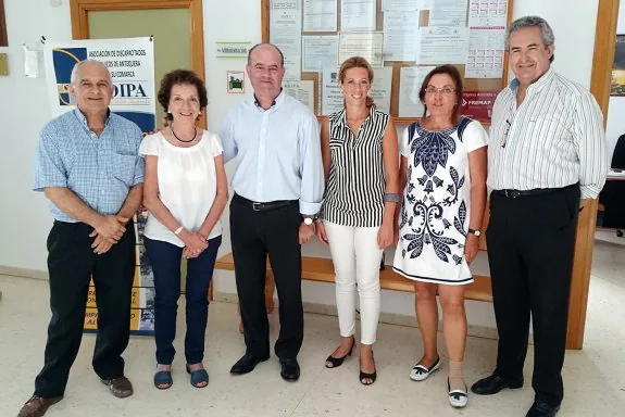 Representantes de Adipa, con el alcalde, en el centro.