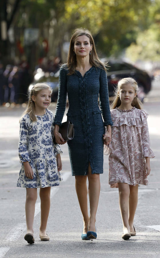 Doña Letizia viste a menudo a sus hijas de Nanos, como en el día de la Hispanidad.