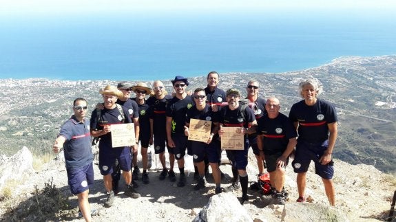 Los integrantes de la expedición, a su llegada a la cima. :: sur