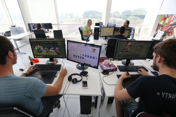 Los diseñadores de Altivasoft trabajan en los nuevos lanzamientos de la compañía para los teléfonos móviles, un videojuego de bolos y otro de lucha. 