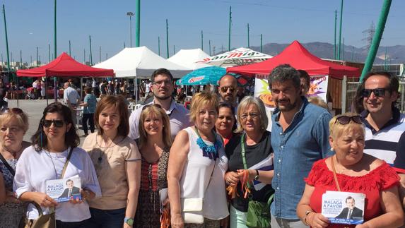 La 'número dos' de la lista del PP por Málaga ha visitado el mercadillo del Cortijo de Torres.