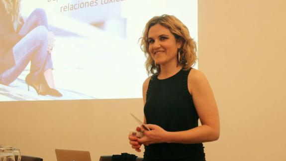 La psicóloga Silvia Congost, ayer, durante su charla en el Aula de Cultura de SUR.