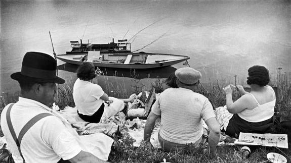 El mítico Henri Cartier-Bresson retrató aquellos primeros años de vacaciones pagadas en Francia.