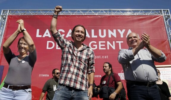 Pablo Iglesias saluda durante un mitin de las elecciones autonómicas en Cataluña . :: Andreu Dalmau / efe