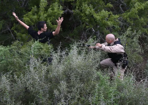 Un policía estadounidense intercepta a un inmigrante sin documentación cerca de Falfurrias, en el Estado de Texas. :: John Moore / Getty Images / AFP 