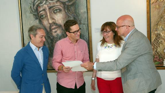 Momento en el que se hace entrega de la beca a Alberto Luque. 