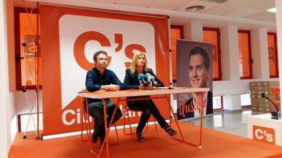 Guillermo Díaz e Irene Rivera, ayer en la sede de Ciudadanos. :: sur