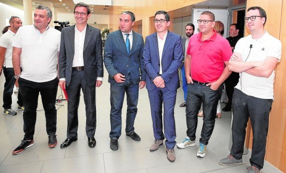 Carnero, Paradela, Bendodo, Aizega, García y Morales, ayer antes de la jornada. :: salvador salas