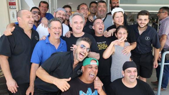 Adrià se escapó antes de la charla para fotografiarse con el equipo del chiringuito Litoral. 