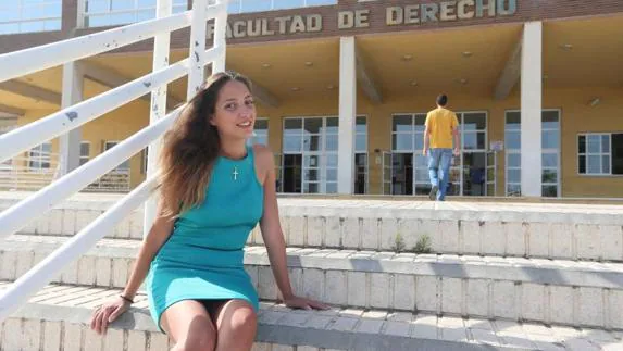 Pilar Téllez Rivero ante su facultad. 