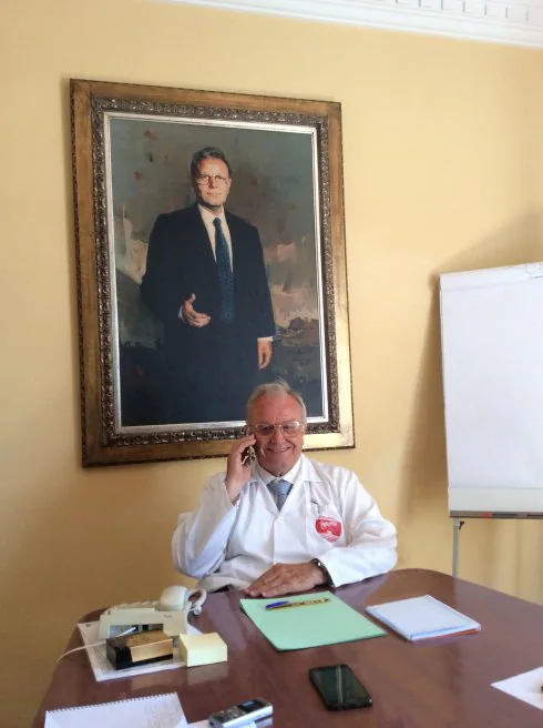 Soler, en la sala de reuniones de la empresa, delante de un retrato suyo. ::
