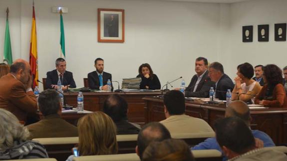 Imagen de una sesión plenaria presidida por el alcalde.