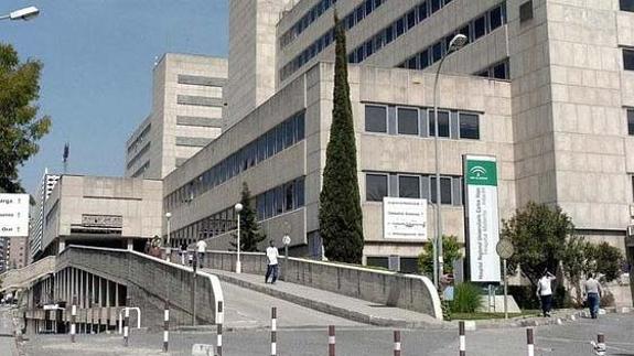 Una niña de siete años, herida grave tras caer desde una séptima planta en la barriada de El Ejido