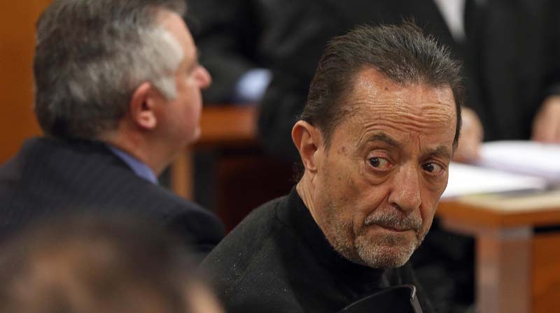 Julián Muñoz, en un momento del juicio, sentado junto a Roca. 