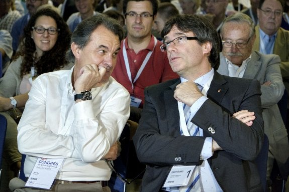 Artur Mas y Carles Puigdemont, en el congreso de refundación del partido. :: Martín Benet