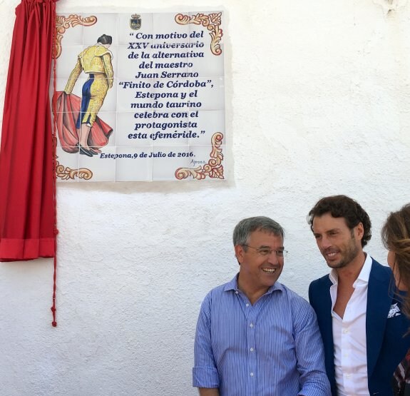 El torero, junto al alcalde, en el descubrimiento del azulejo. :: sur