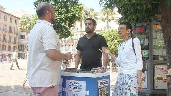 Puesto de Adicae, ayer en la plaza de la Constitución.