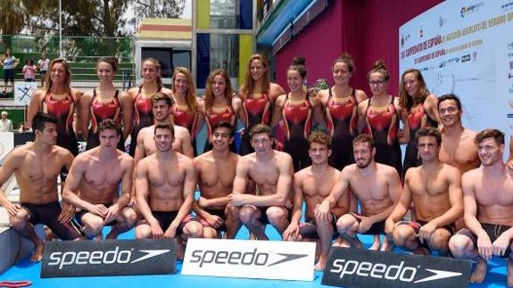 El equipo olímpico de Natación posó ayer con los bañadores para los Juegos. 