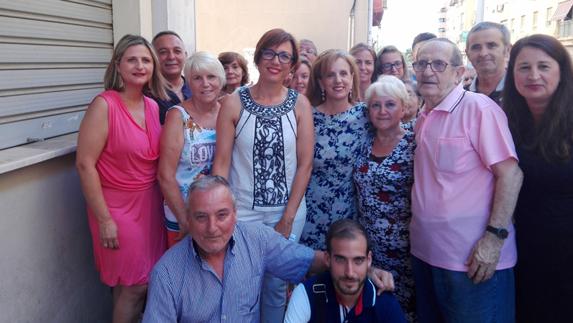 Gámez, acompañada de algunos vecinos. 