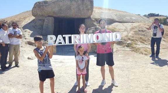 La familia Aguilera Montes frente al dolmen de Menga. 