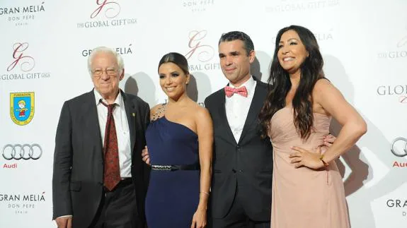 El padre Ángel , Eva Longoria, José Bernal, alcalde de Marbella y María Bravo, fundadora de Global Gift. 
