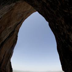 Vista del valle de Antequera desde el interior del abrigo de Matacabras. 