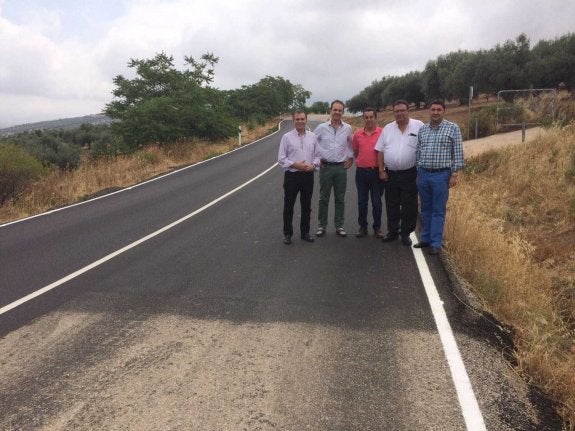 Los regidores de Alfarnate, Alfarnatejo y Colmenar, en la zona. :: e. c.
