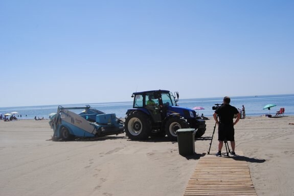 Maquinaria de limpieaza pasando por la playa de La Rada. :: L.P.

