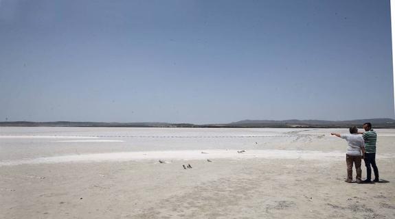 La Laguna de Fuente de Piedra presenta una imagen como la de un desierto salino. 