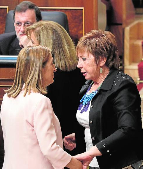 Celia Villalobos conversa con Ana Pastor en la Cámara. 