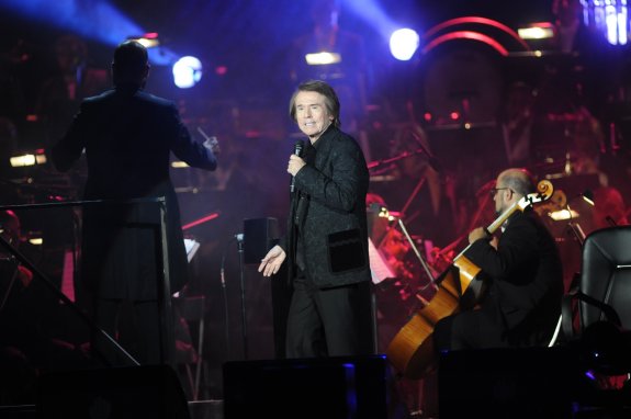 Raphael, en el escenario con la Orquesta Sinfónica. :: Josele-Lanza