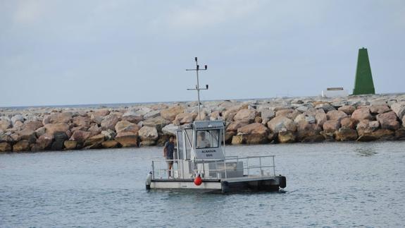 Marbella pone en marcha con medios propios dos barcos para limpiar de natas y residuos su litoral