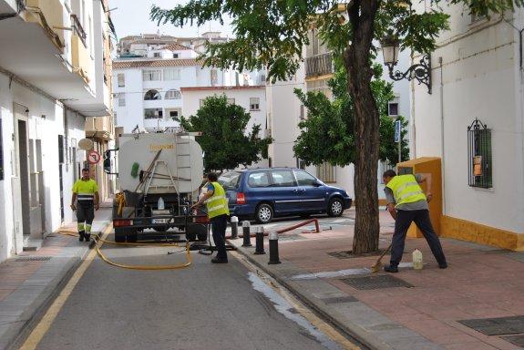 Tareas de limpieza en la calle Argentina. :: L.P.