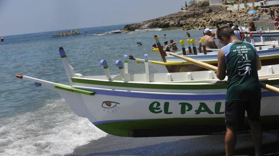 Un jabegote de La Espaílla prepara la embarcación antes de la salida.