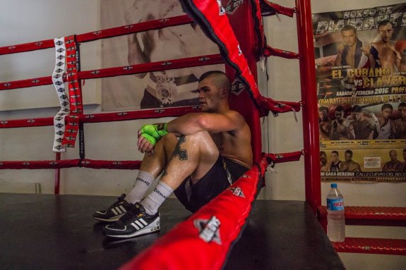 El marbellí Antonio 'El Chato' Benítez, sentado en el gimnasio donde se entrena. :: javier alonso sanz