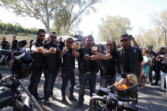 Los miembros de SIN Drivers, ayer en Martiricos, brindan con cerveza sin alcohol ante sus motos. :: sur