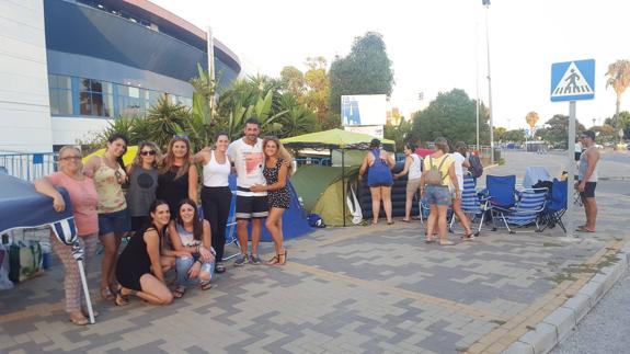 Fans se Alejandro Sanz en el exterior del Martín Carpena.