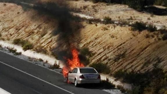 Impactante imagen del coche ardiendo en medio de  la autovía