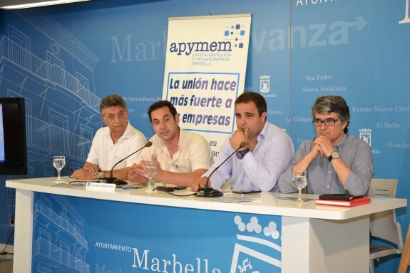 Javier Porcuna, Manuel Morales y Miguel Díaz junto a Enrique Guerrero, de Apymem. :: josele-lanza