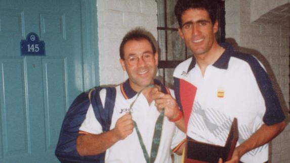 Marcelino Torrontegui posa en el hotel de Atlanta con Indurain y la medalla de oro de este en contrarreloj.