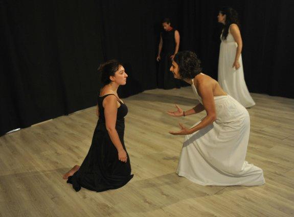 Carmen Baquero y Ana Ráez, en primer plano, durante un ensayo de 'Las troyanas' en la sala de La Imprudente. :: francis silva