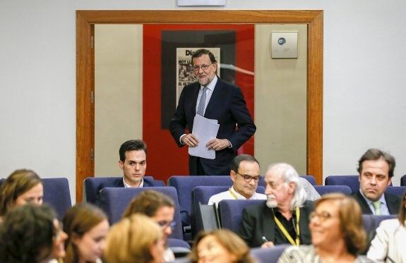 Rajoy llega el jueves a la rueda de prensa en la que anunció que acepta el encargo del Rey. :: J. J. Martín
