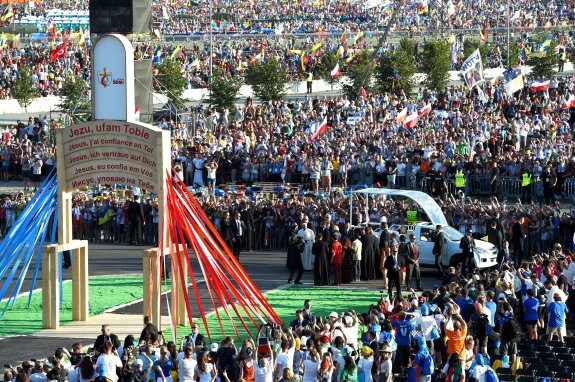 El Papa Francisco se dispone a cruzar por la Puerta de la Misericordia a su llegada a la multitudinaria vigilia con los jóvenes en el Campus de la Misericordia de Cracovia. :: Efe
