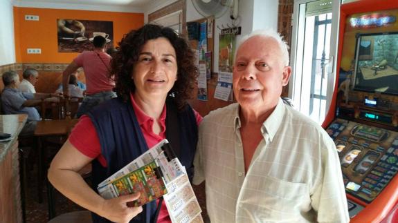 Patrocinio Lobato, ayer junto a Antonio Moncayo, uno de los clientes afortunados. 