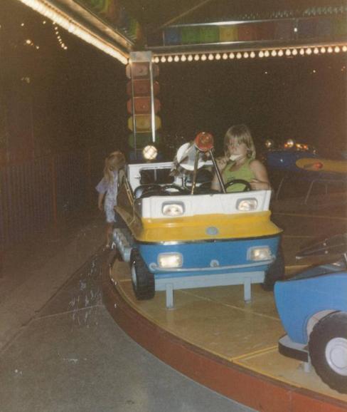 María Lozano con 8 años, saborea un helado en un carricoche del parque de atracciones de Benalmádena